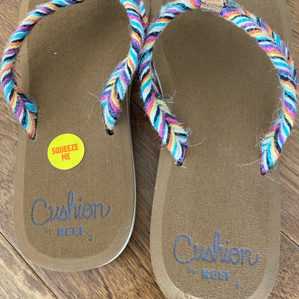 NWOT Cushion Reef girls flip flops - Picture 3 of 5
